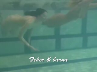 รัสเชีย ทารก irina และ แอนนา การว่ายน้ำ และ hug ใน the สระว่ายน้ำ