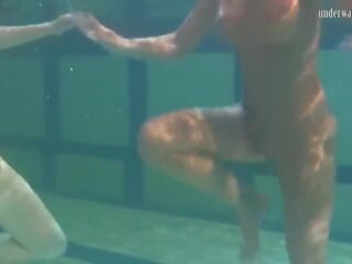 Glorious tibud irina ja anna ujuma alasti sisse a bassein