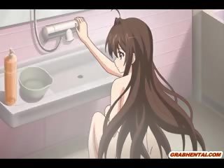 Skallet fyr anime stående knullet en barmfager coed i den bad