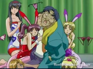 Seksuaalinen anime aikuinen klipsi females liikuttava the rasvainen dude`s shape lähellä innokas