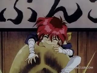 Rödhårig animen sweetheart blir på topp av en stor balle statue