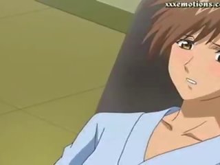 Model manga infermiere duke një gafë