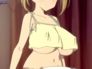 Anime mazulīte ar masīvs krūtis