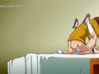 Stor nippled animen adolescent fittor spikade hårdporr i säng